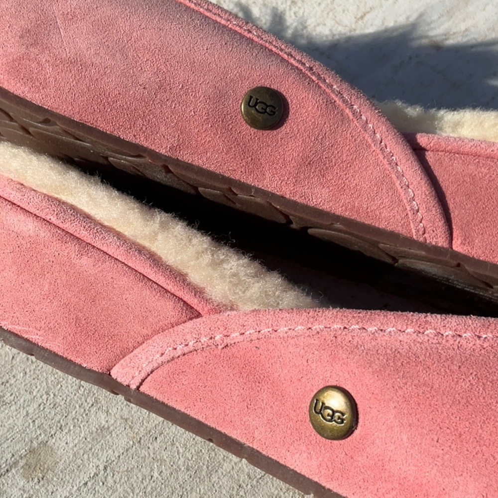 UGG Queen Bee 🐝 Yvett Wedge
Slippers Size 9 - Picture 8 of 16